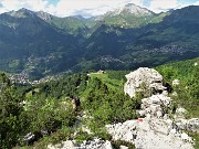 88 Prendiamo a dx seguendo i bolli rossi per scendere nella Conca dell'Alben